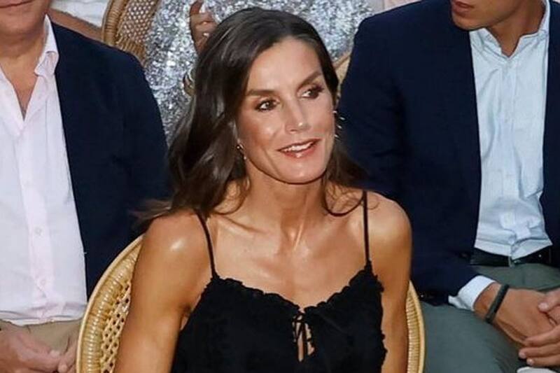 La monarca luce una piel bronceada todo el tiempo.