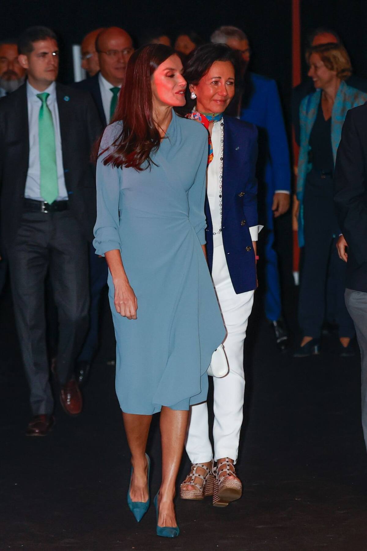 La reina Letizia combinó el vestido de Alfredo Domínguez con unos unoszapatos de salón también azules de la firma Magrit y bolso de mano blanco de Furla.