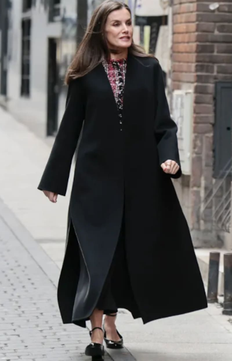 La Reina Letizia ocupó un abrigo confeccionado por la asociación Apramp.