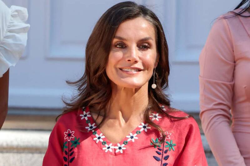 La monarca eligió una blusa de marca ucraniana con bordados tradicionales.