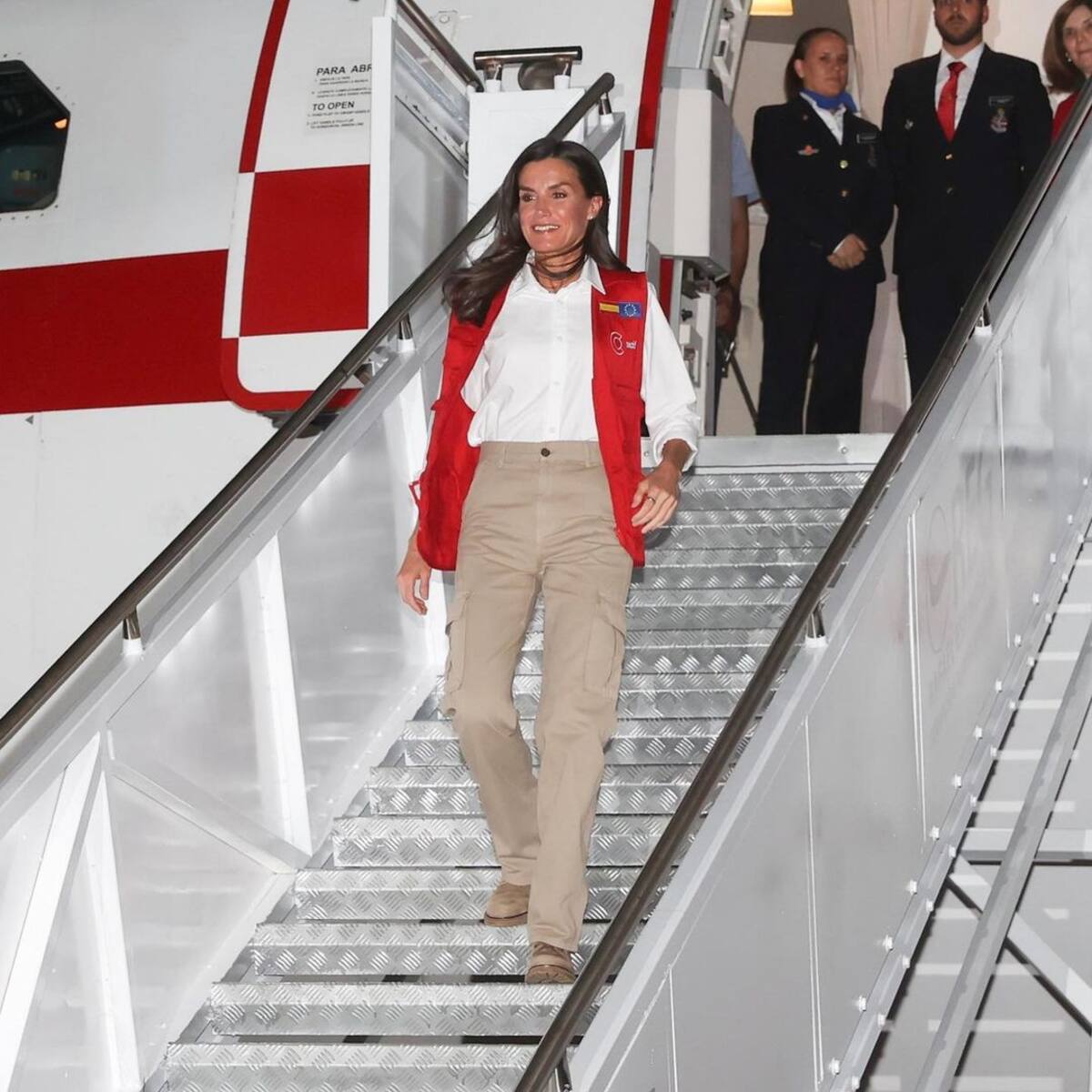 La reina fue recibida por por la primera dama de Colombia, Verónica Alcocer.