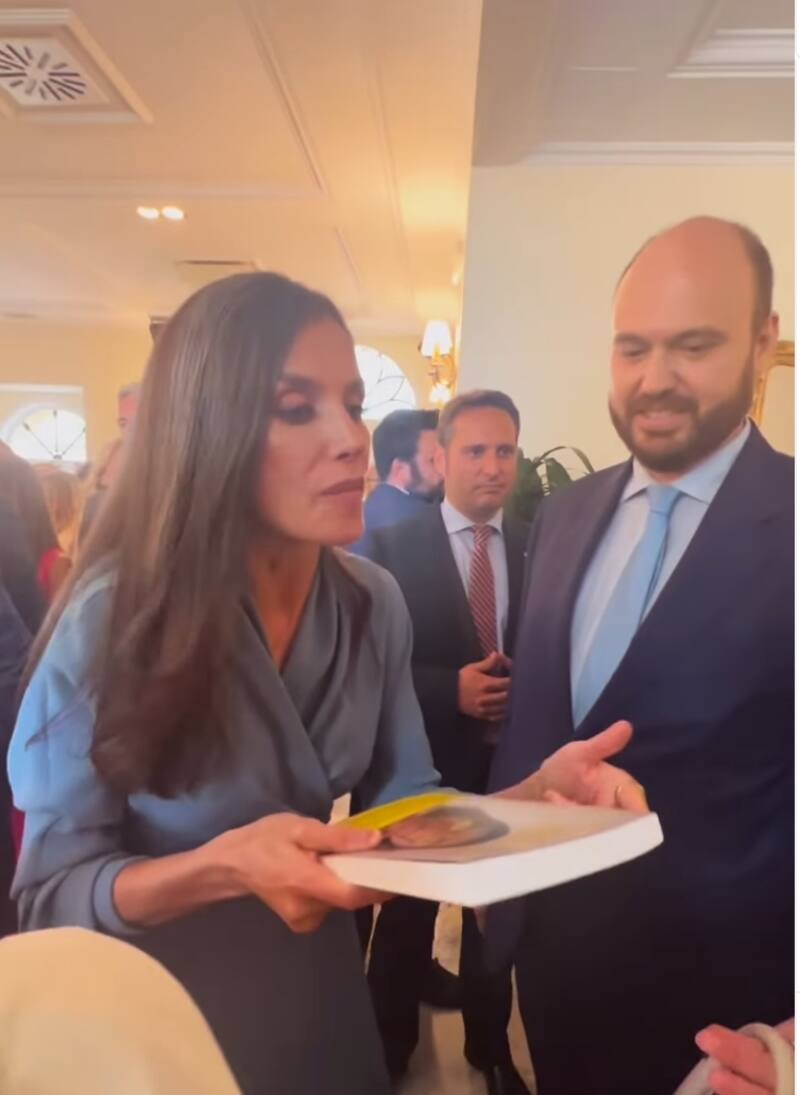 La esposa del rey Felipe protagonizó un momento fan al pedirle a la escritora Marta Bustos que le dedicara su libro.