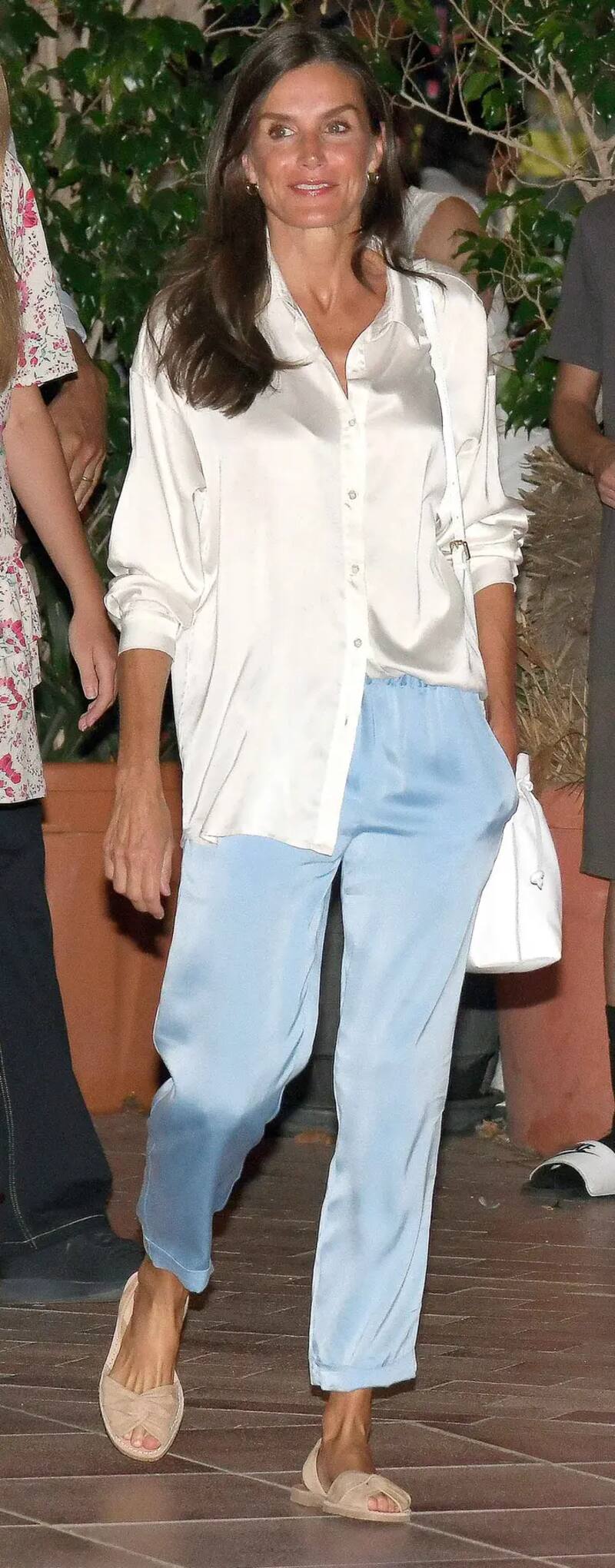 La monarca reapareció en Palma de Mallorca con toda su familia para ir al cine.