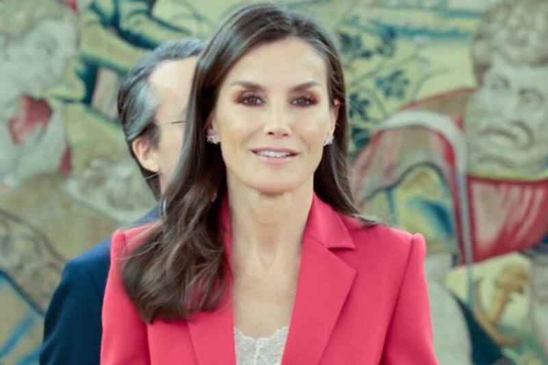 Reina Letizia  El rosa es el nuevo color favorito de la esposa del rey Felipe. - Créditos: Internet