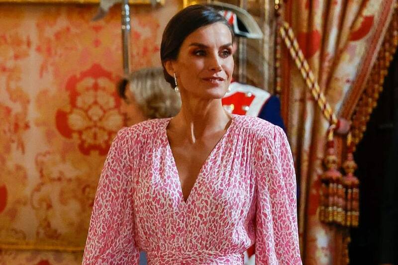 Reina Letizia La esposa del rey Felipe deslumbró con un vestido rosa estampado, que estiliza la figura. - Créditos: Internet