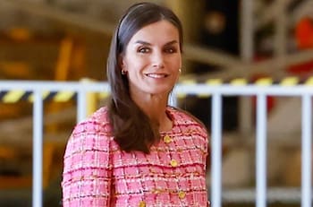 Reina Letizia muestra cómo jugar con las proporciones con prendas de tendencia