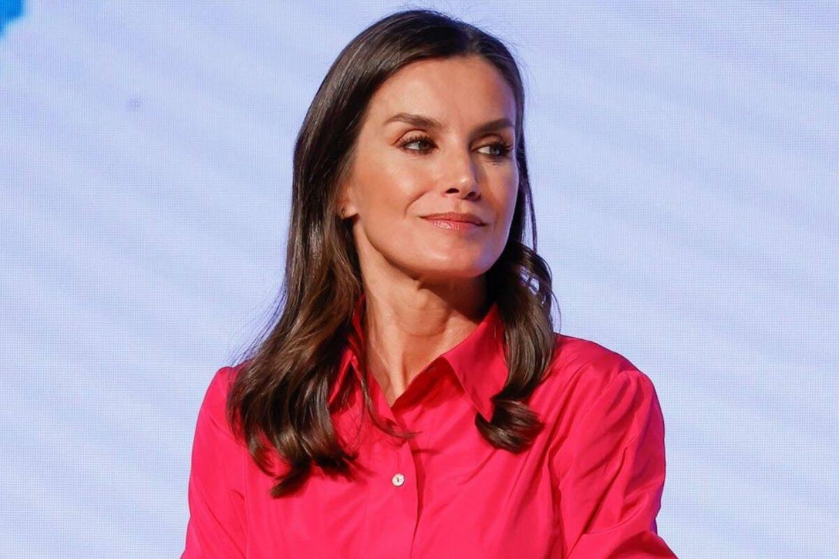 Reina Letizia La monarca deslumbró con un vestido rosa fucsia en su último compromiso oficial de la semana. - Créditos: Internet
