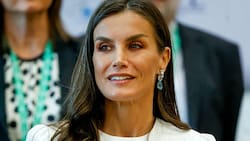 Reina Letizia deslumbra con un look blanco con atrevidas aberturas