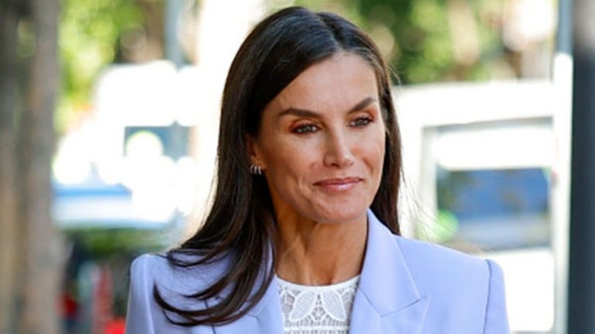 Reina Letizia apuesta por la tendencia masculina con este traje pantalón