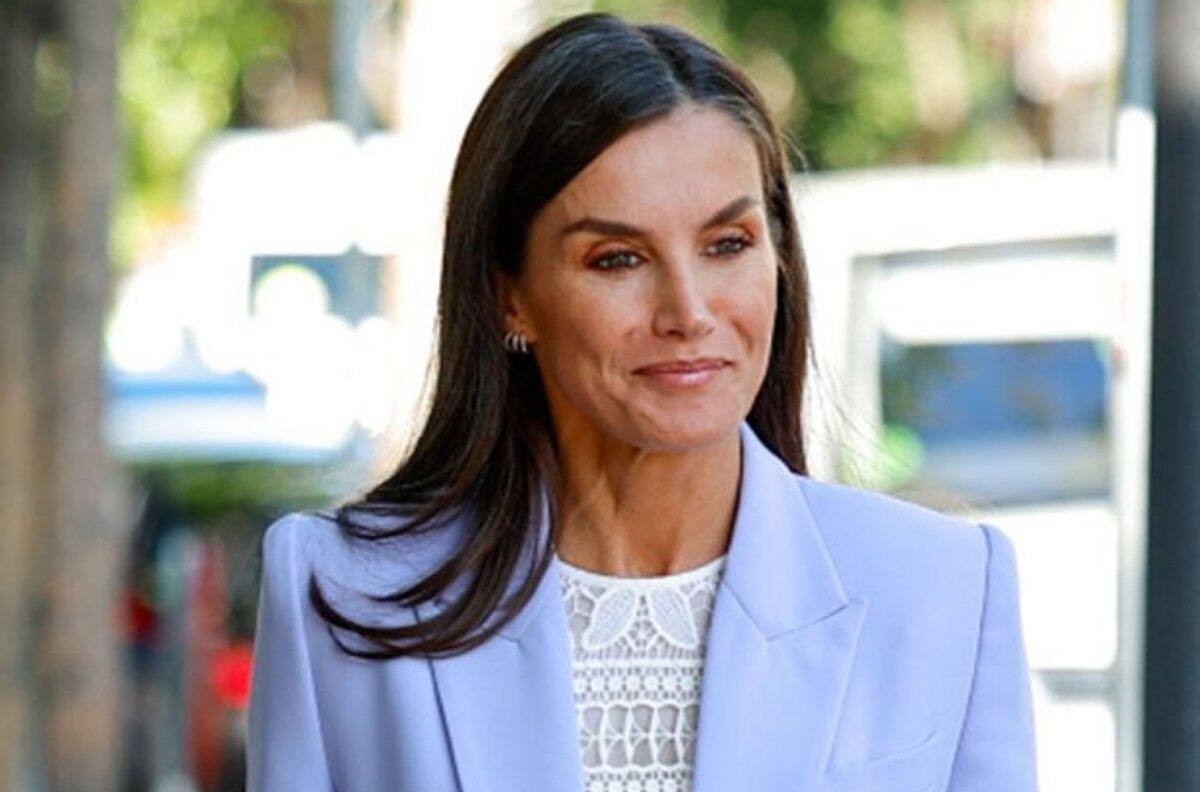 Reina Letizia apuesta por la tendencia masculina con este traje pantalón