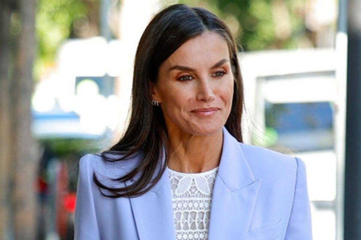 Reina Letizia La monarca lució deslumbrante con su traje de chaqueta overzise lila. - Créditos: Internet