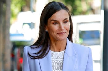 Reina Letizia apuesta por la tendencia masculina con este traje pantalón