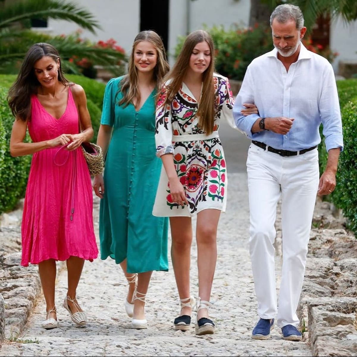 Los reyes de España y sus hijas, la princesa Leonor y la infanta Sofía en su primer posado en los Jardines de Alfabia.