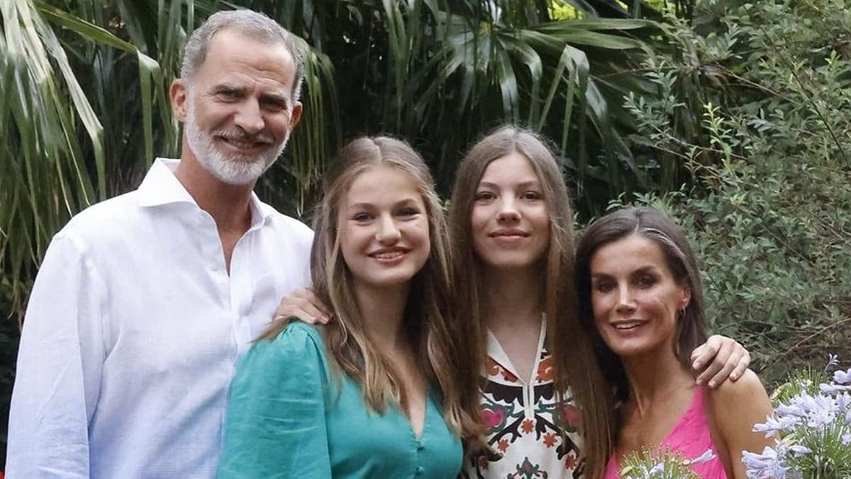 Reina Letizia y rey Felipe posan con sus hijas en sus vacaciones de verano