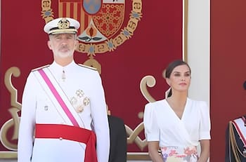 Reina Letizia derrocha complicidad con el rey Felipe en el desfile de las Fuerzas Armadas