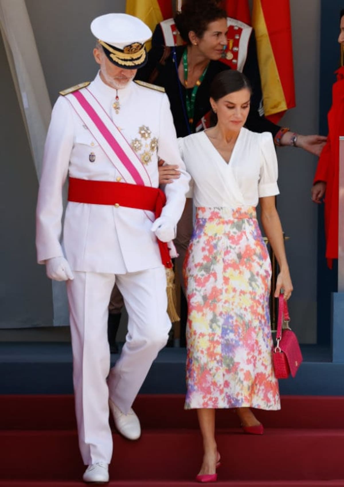 El monarca tuvo un gran gesto para ayudar a que Letizia bajara las escaleras de manera segura.