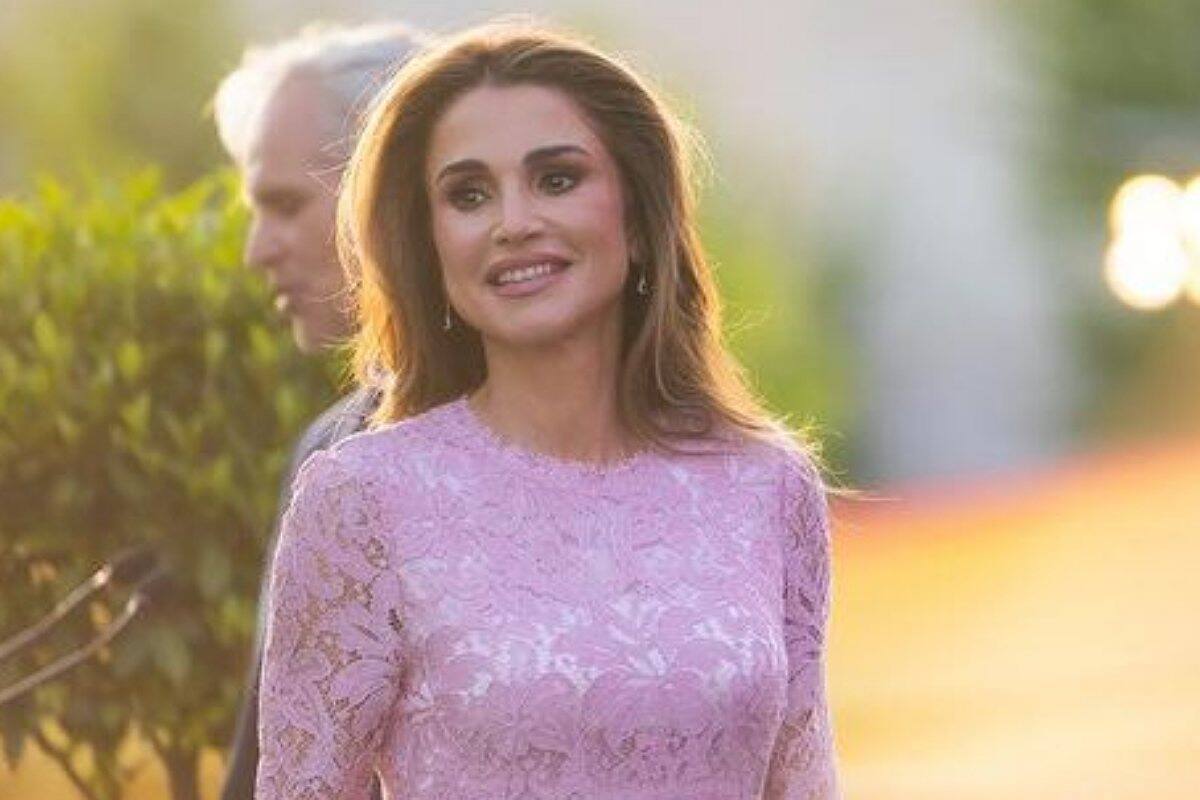 La esposa del rey Abdalá lució un vestido a medida del diseñador libanés Elie Saab para asistir a una recaudación de fondos benéfica.