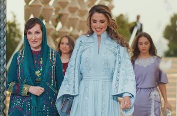 Reina Rania deslumbra en la fiesta de Henna de su nuera con un costoso look azul