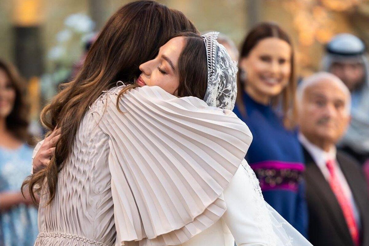 Reina Rania La monarca de Jordania deslumbró en la boda de su hija con un hermoso vestido Dior color nude. - Créditos: Instagram