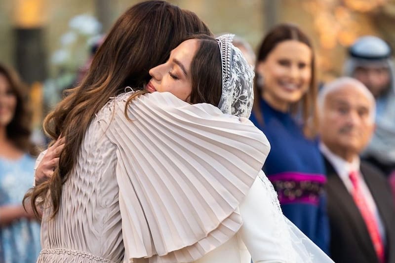 Reina Rania La monarca de Jordania deslumbró en la boda de su hija con un hermoso vestido Dior color nude. - Créditos: Instagram