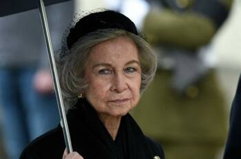 Reina Sofía de España rompe en llanto en medio de un acto público