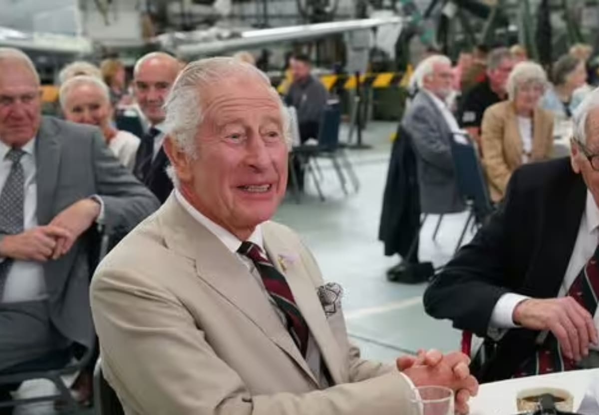 La intervención médica a la próstata al rey Carlos III lo dejará en reposo mucho más tiempo de lo que se tenía estimado.