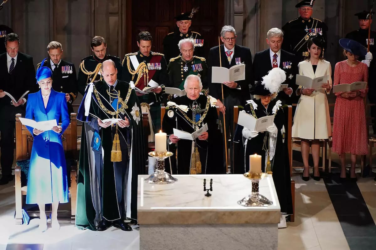 El rey fue coronado por segunda ocasión en una ceremonia en Escocia.