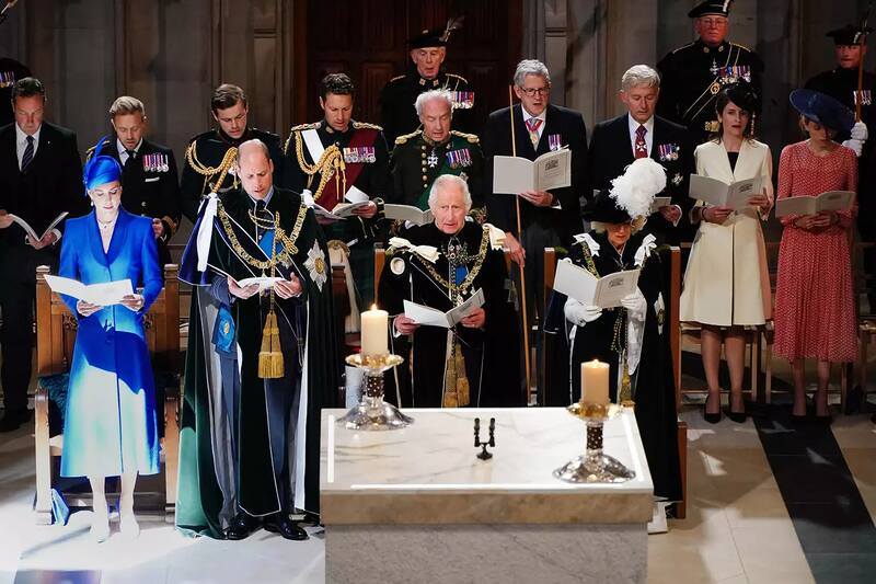 El rey fue coronado por segunda ocasión en una ceremonia en Escocia.