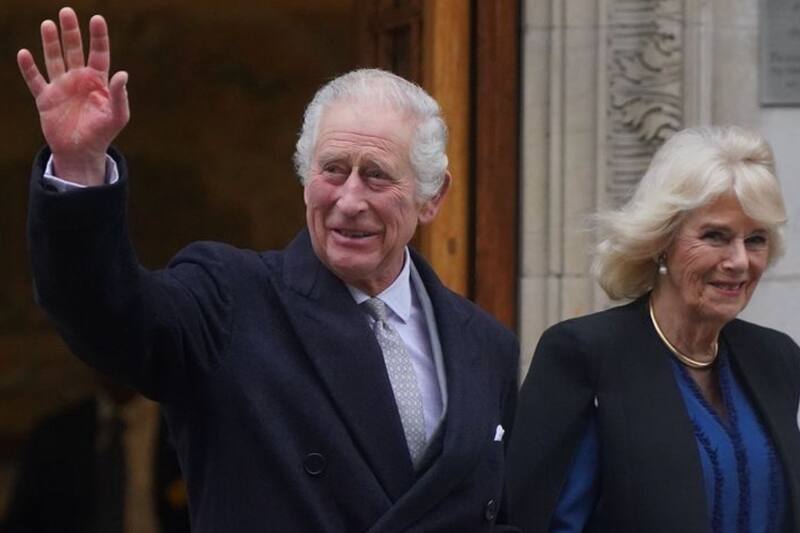 abandonó la clínica en compañía de la reina Camilla.