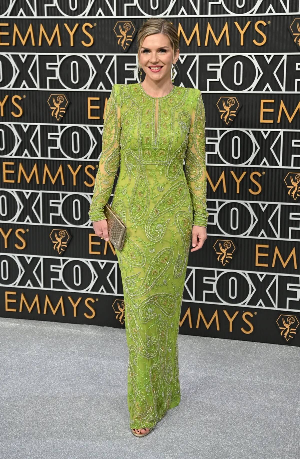 Rhea Seehorn en la alfombra roja de los Emmys 2024.