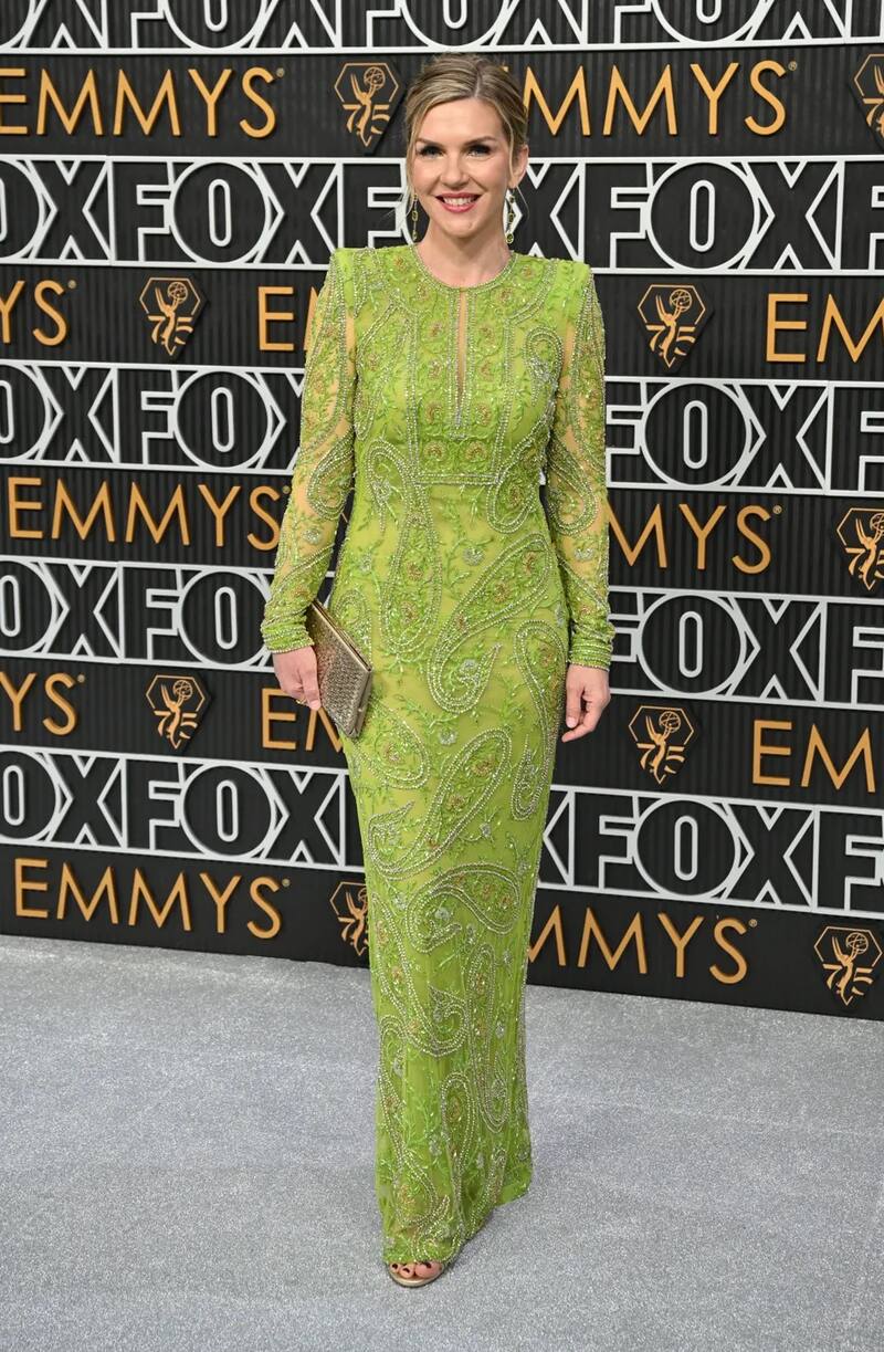 Rhea Seehorn en la alfombra roja de los Emmys 2024.