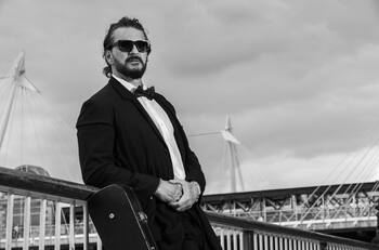 "Lo que fue y en lo que se convirtió": Así se anunció el nuevo trabajo de Ricardo Arjona, "Negro"