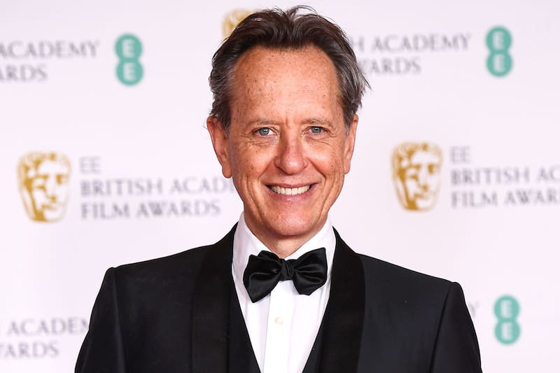 Richard E. Grant interpreta a James en "Saltburn".