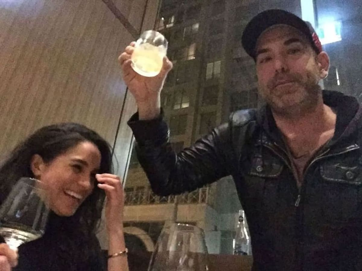 El actor de "Suits" ha compartido fotos de Meghan Markle cuando protagonizaban la serie.