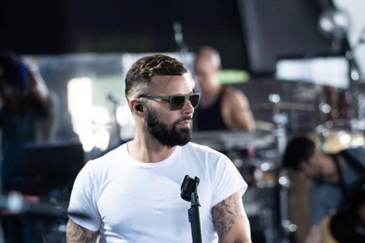 El cantante presume a su hijo Valentino de 14 años