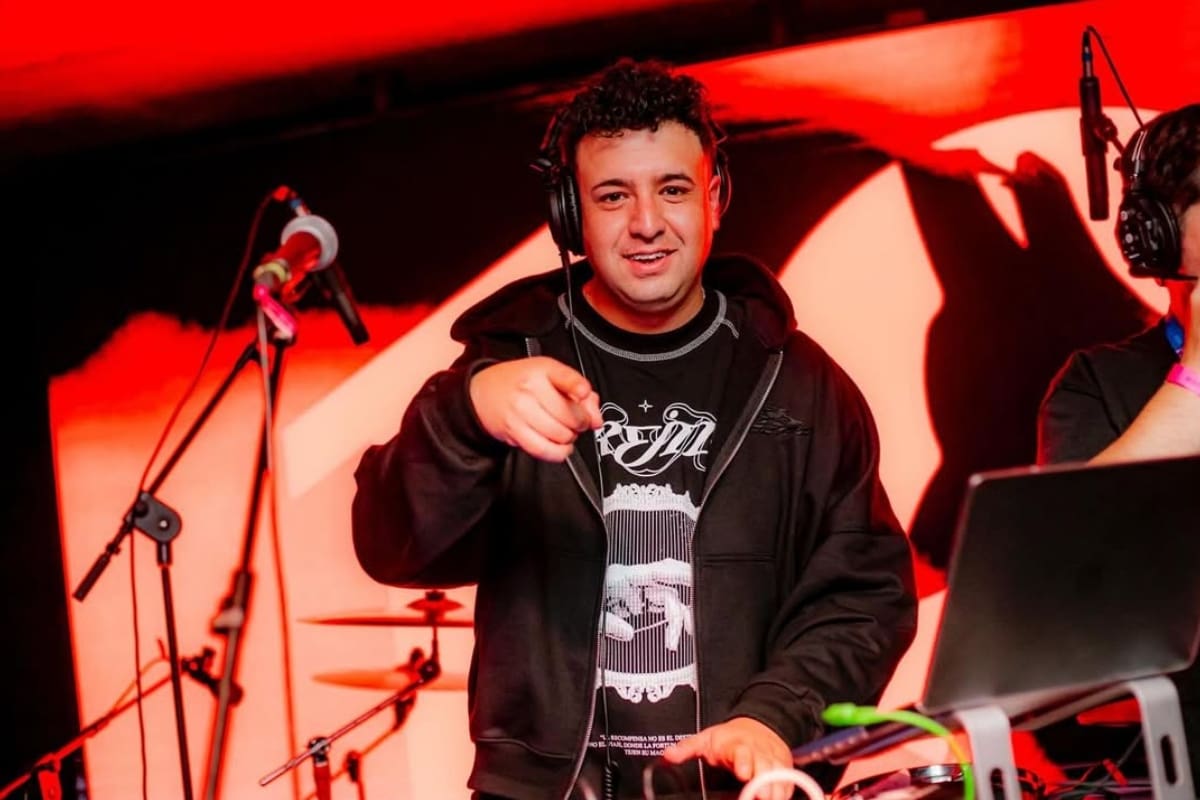 El DJ nacional fue el encargado de abrir los fuegos durante la primera gira de Bad Bunny en Chile.