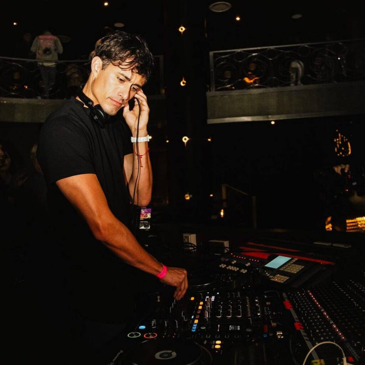 Roberto Cox reveló importantes confesiones respecto a su vida, una de ellas es su hobbie como DJ de música electronica.