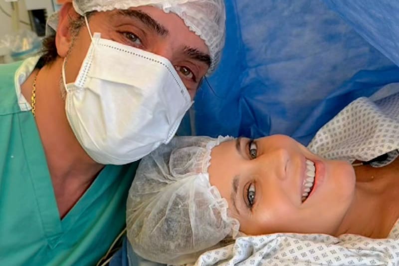 La pareja le dio la bienvenida a su primer hijo.