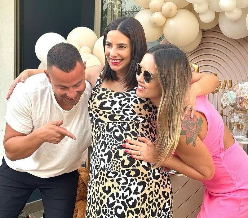 Rodrigo Díaz y Maura Rivera estuvieron presente en el baby shower de Daniela Castillo. Foto: Instagram.