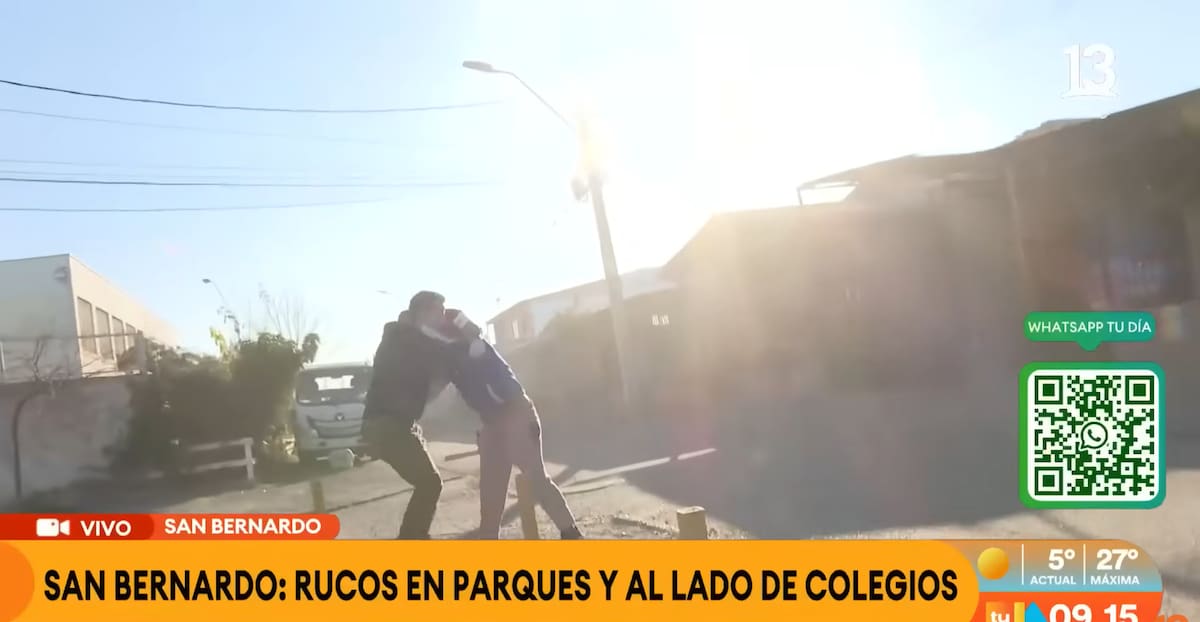Forcejeando con una persona: Terminaron en el suelo. Foto: Captura.