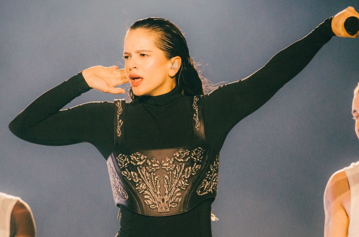 Hizo el c-h-i y salió con una bandera chilena: Así fue el show de Rosalía en el Lollapalooza 2023