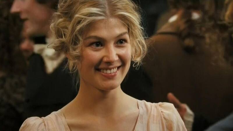 Rosamund Pike interpreta a la matriarca de la familia Catton en "Saltburn".