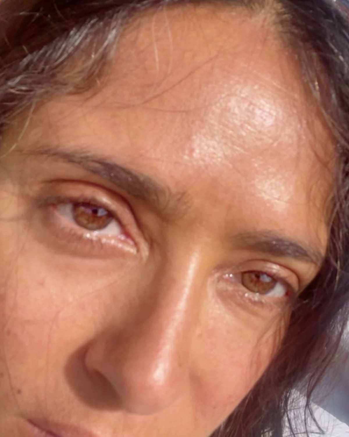La actriz mostró con orgullo sus canas y arrugas