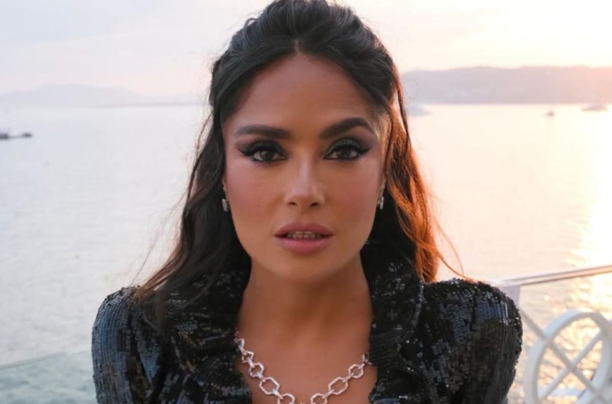 Salma Hayek presume con orgullo sus canas y arrugas en sorprendente selfie