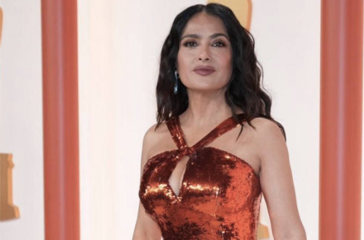 Salma Hayek comparte atrevida foto en sauna, sólo trae toallas encima
