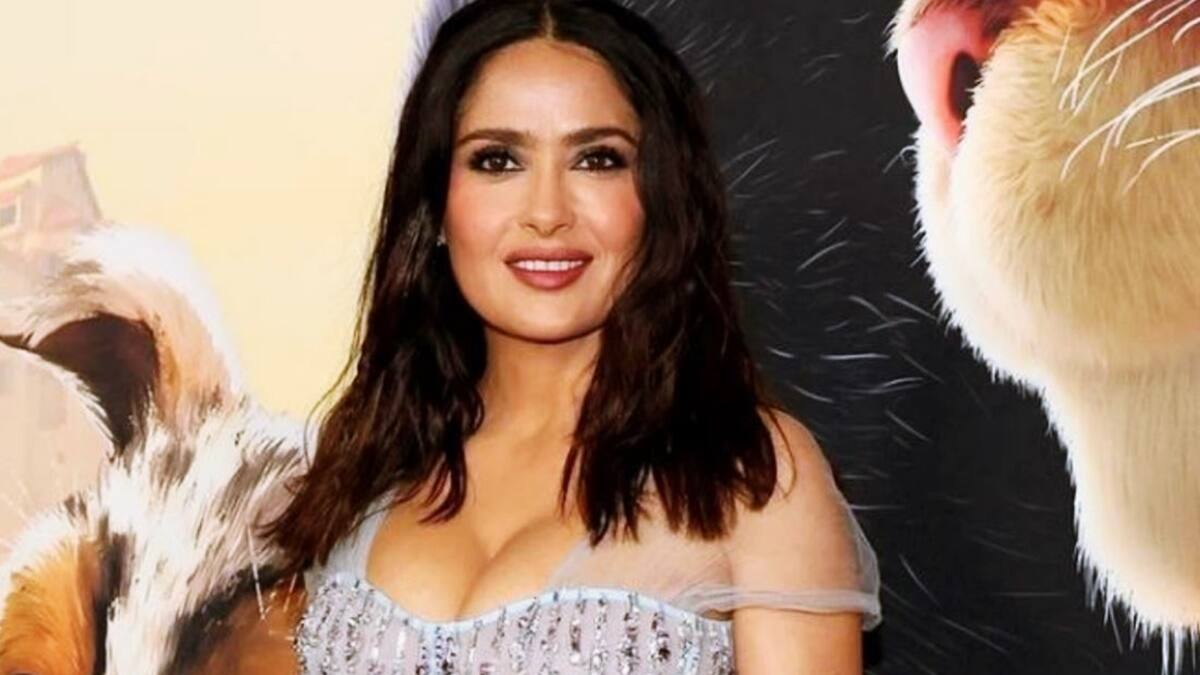 Salma Hayek enamora con su vestido de princesa en la premier de "El Gato con Botas"