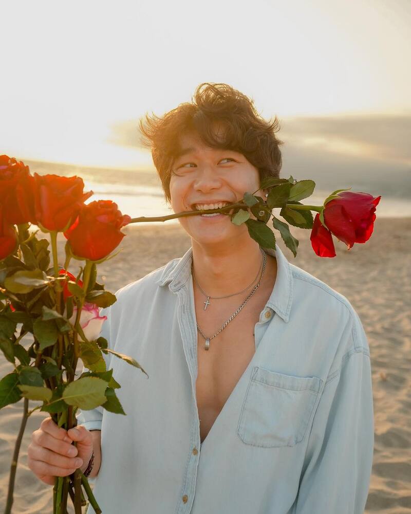 Sam Song Li interpreta a Bruce Sun en la serie de Netflix, "Los Hermanos Sun".