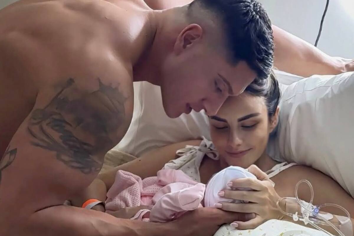 La pareja le dio la bienvenida a un nuevo integrante a su familia.