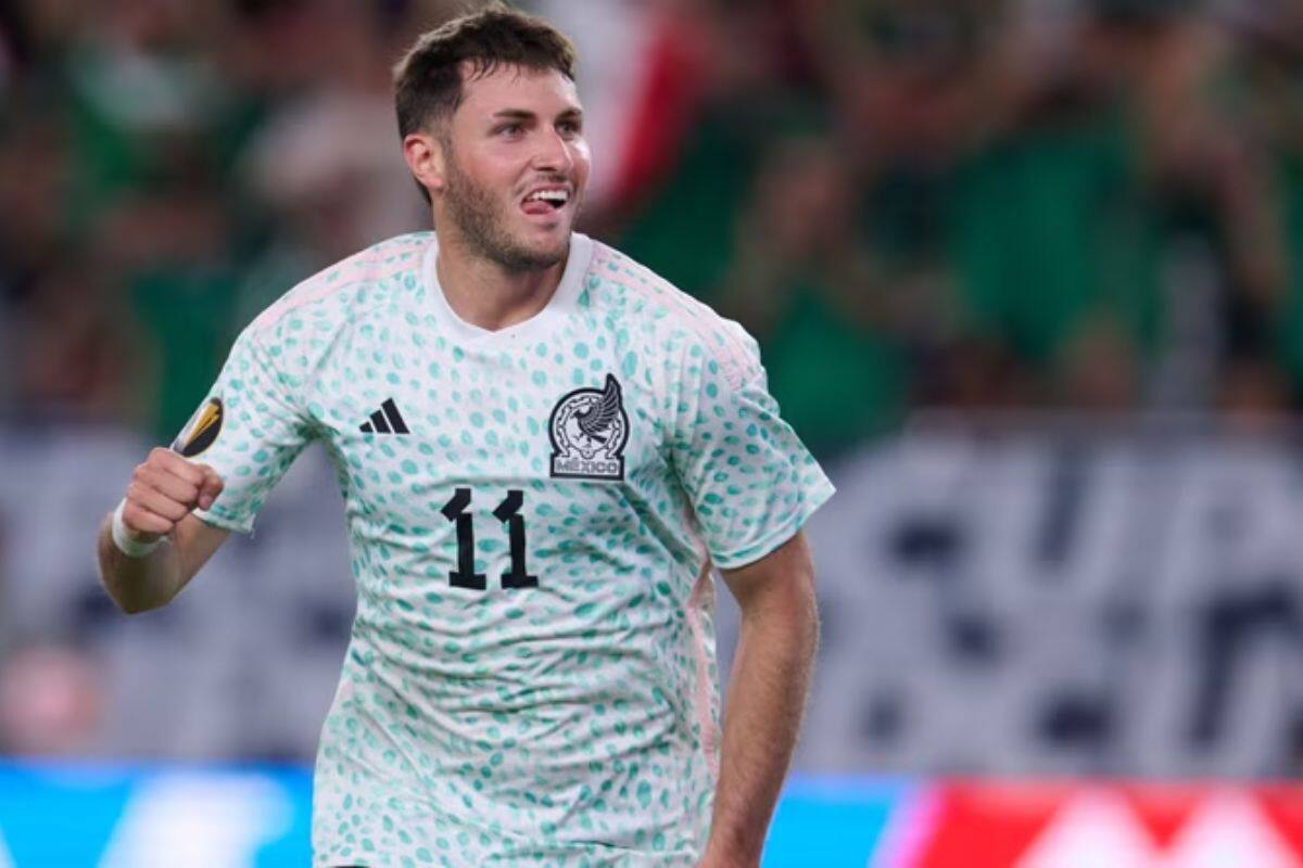 Santiago Giménez es objeto del deseo de varios clubes, entre ellos del Tottenham. (Twitter)