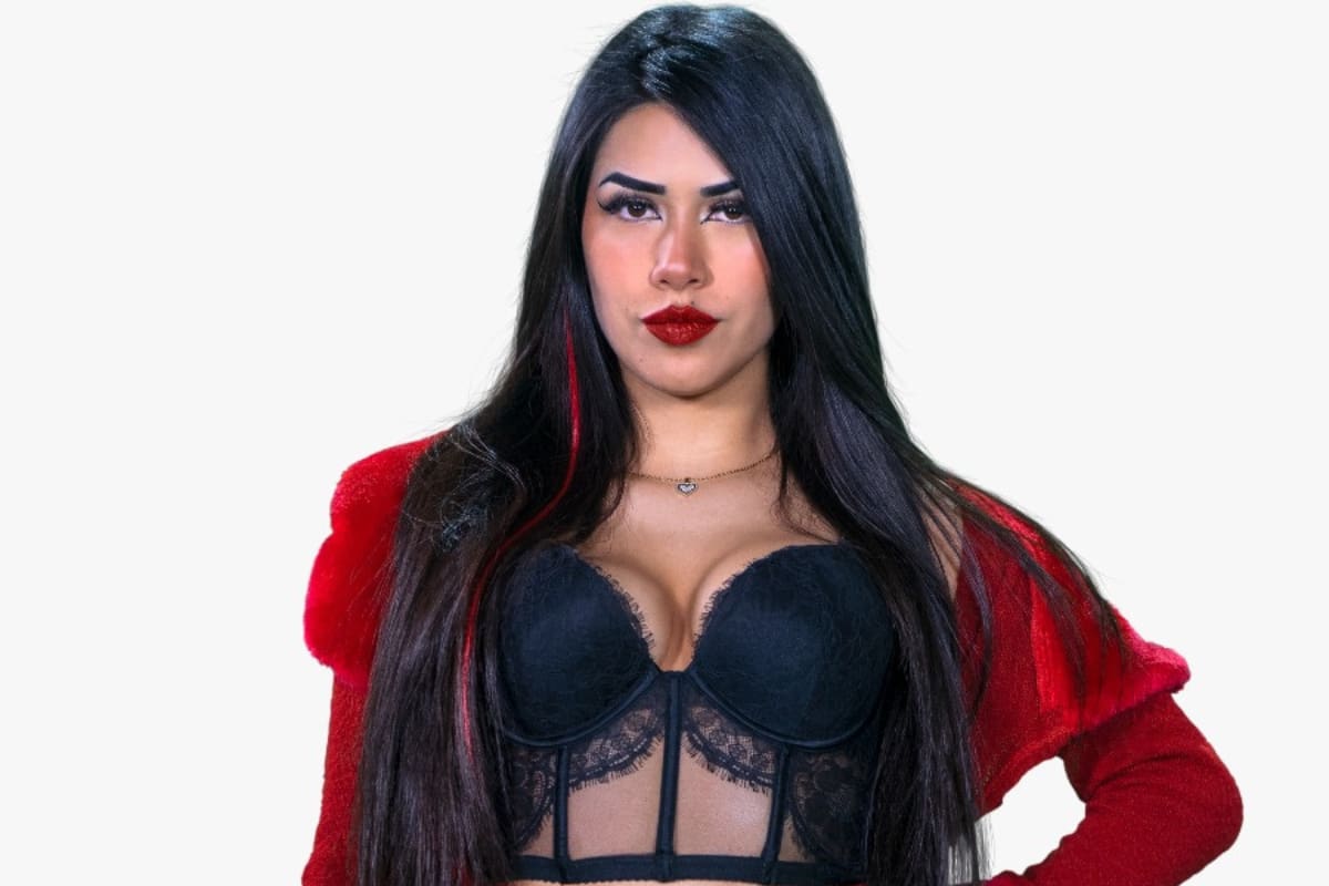 Scarlette Gálvez, también conocida como "Eskarcita", realizó una venta de ropa en San Miguel.